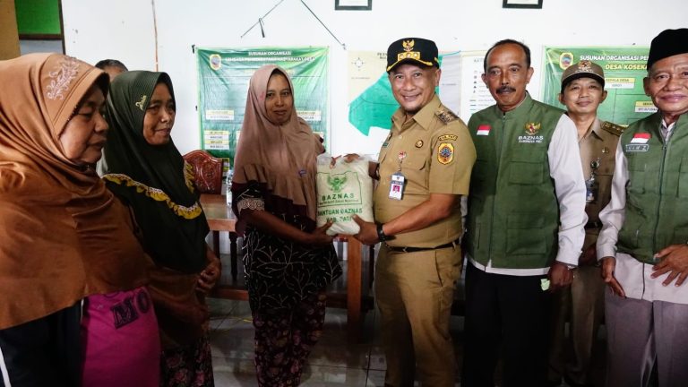 Baznas Pati Salurkan Bantuan 1,4 Ton Beras pada Korban Banjir Desa Kosekan