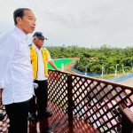 Presiden Jokowi meninjau Kawasan 1B, IKN, Kabupaten Penajam Paser Utara, Kalimantan Timur, pada Jumat (24/02). (Foto: Dok BPMI Setpres)