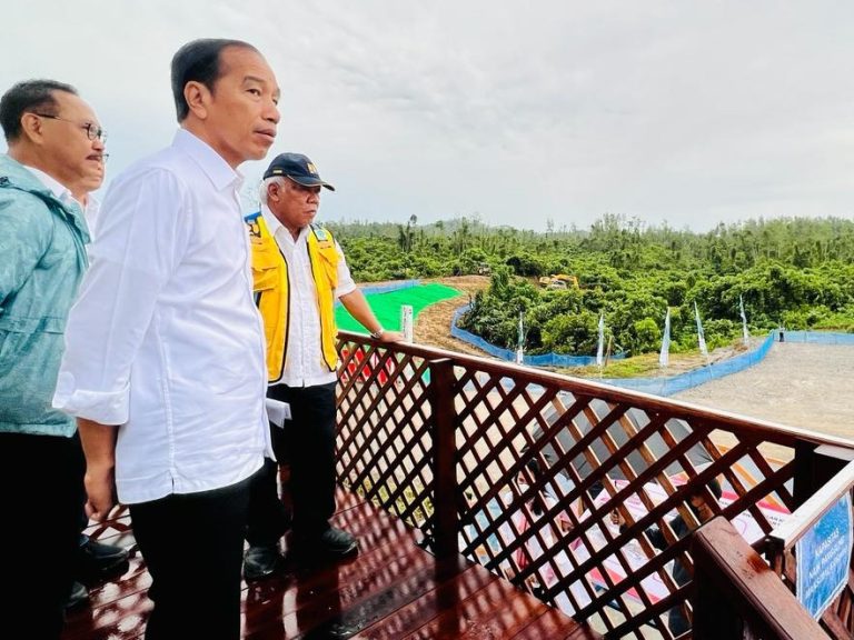 Presiden Jokowi meninjau Kawasan 1B, IKN, Kabupaten Penajam Paser Utara, Kalimantan Timur, pada Jumat (24/02). (Foto: Dok BPMI Setpres)