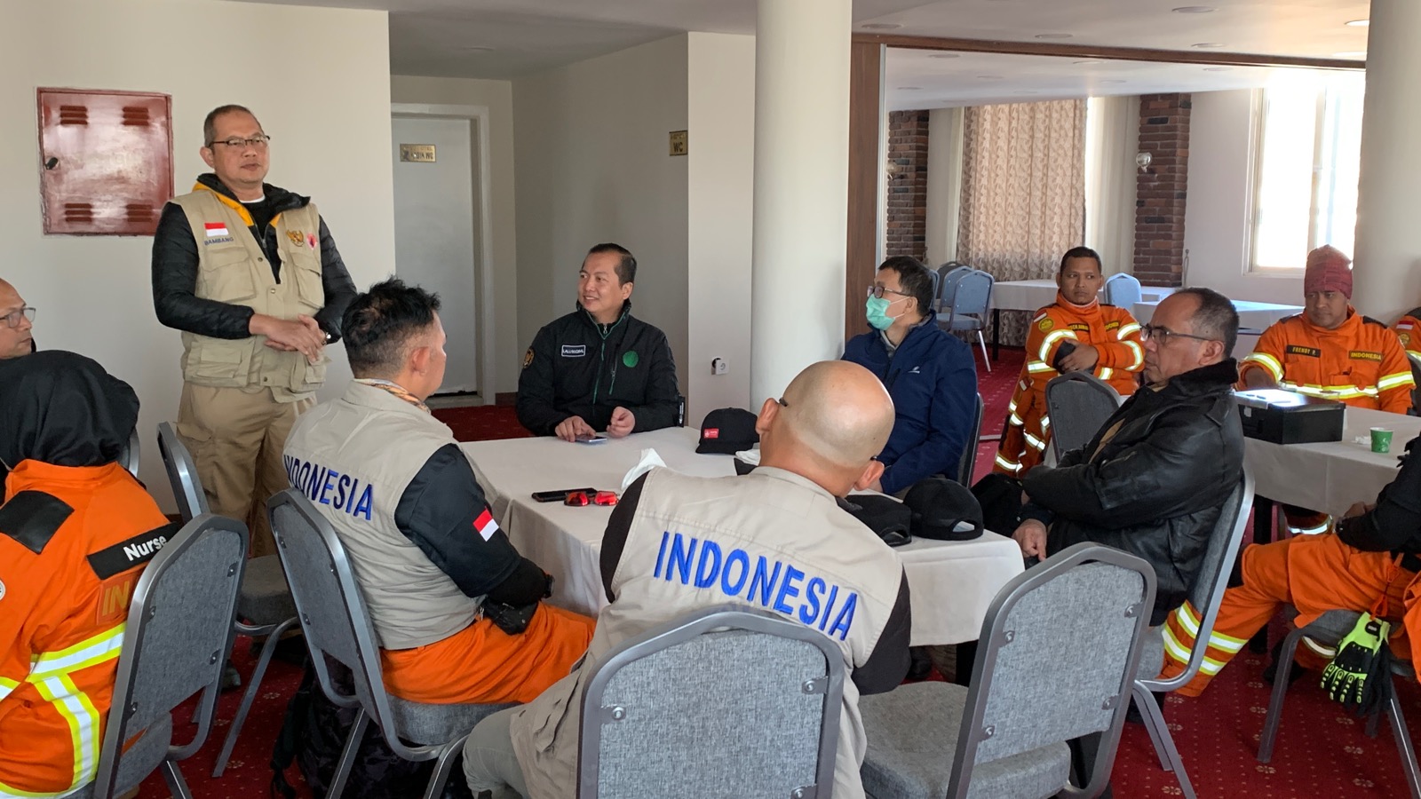 Dubes RI untuk Turki dan Ketua Tim Kemanusiaan Indonesia briefing kepada seluruh tim sebelum melanjutkan perjalanan menuju Antakya, Hatay. Briefing berlangsung di Hotel Aksoy, Adana, pada Minggu (12/2).