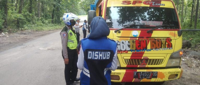 Dikeluhkan Warga, Petugas Gabungan Razia Truk Pengangkut Tanah Galian