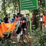Petugas mengevakuasi jasad yang ditemukan di aliran sungai air terjun di Grojogan Sewu, Tawangmangu, Karanganyar, Jumat (24/02). (Foto: Dok Humas Polres Karanganyar)