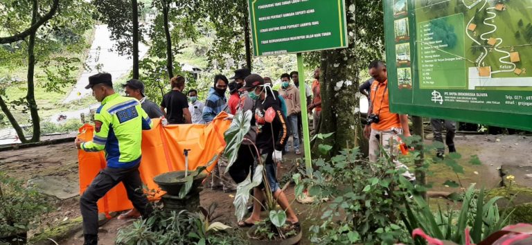 Petugas mengevakuasi jasad yang ditemukan di aliran sungai air terjun di Grojogan Sewu, Tawangmangu, Karanganyar, Jumat (24/02). (Foto: Dok Humas Polres Karanganyar)