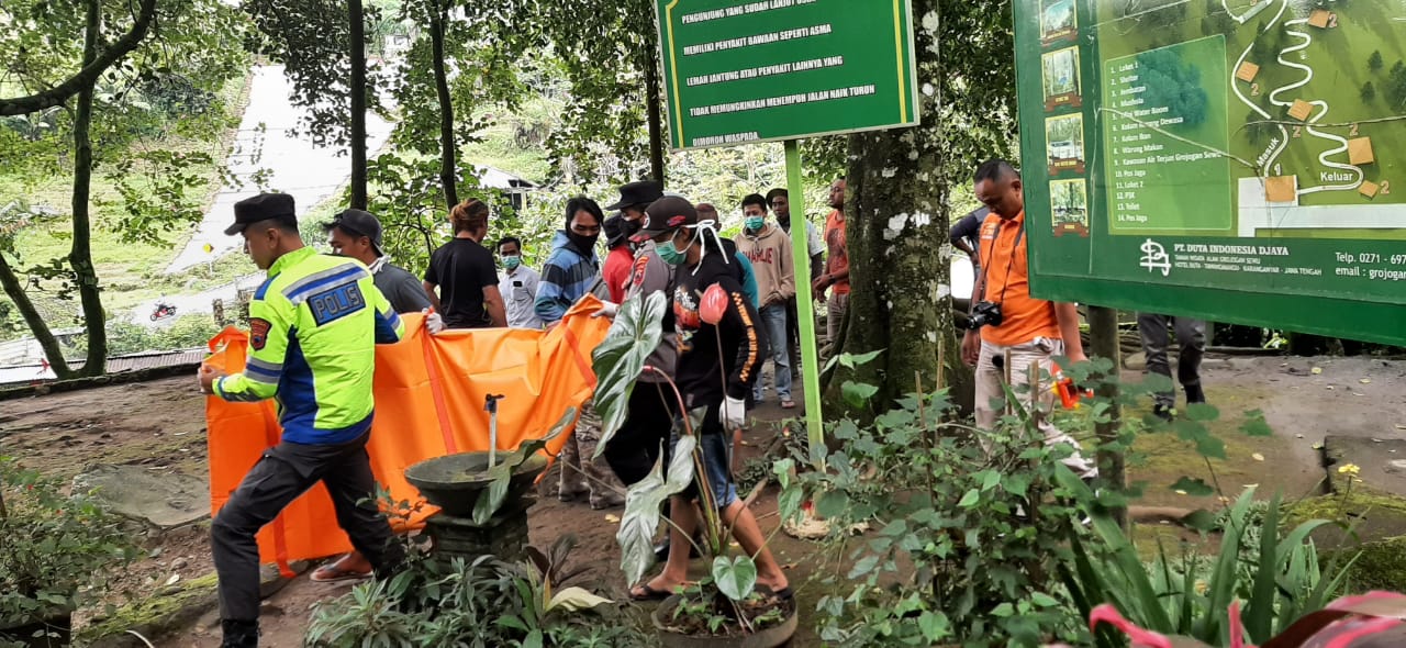 Petugas mengevakuasi jasad yang ditemukan di aliran sungai air terjun di Grojogan Sewu, Tawangmangu, Karanganyar, Jumat (24/02). (Foto: Dok Humas Polres Karanganyar)