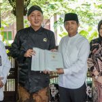 Wamen ATR Serahkan Sertifikat Wakaf kepada Yayasan Sunan Kalijaga Kadilangu