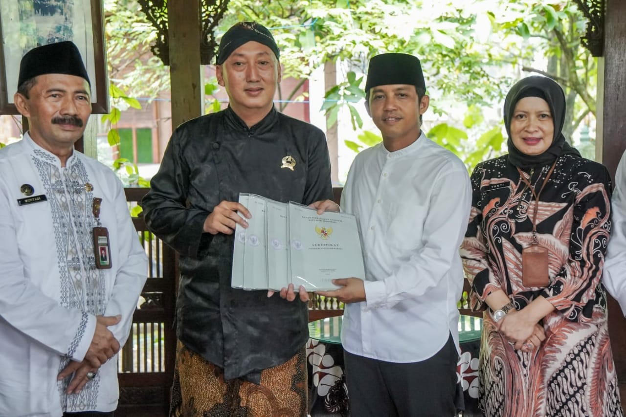 Wamen ATR Serahkan Sertifikat Wakaf kepada Yayasan Sunan Kalijaga Kadilangu