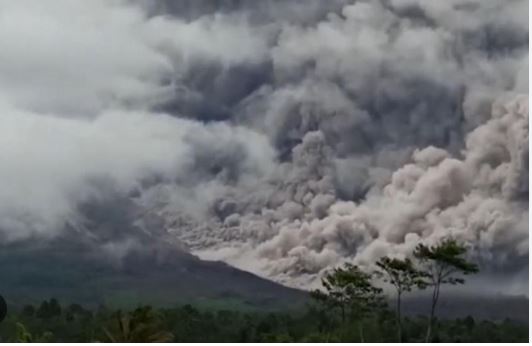 Semeru Erupsi, Beberapa Daerah Berpotensi Terdampak Material Vulkanik