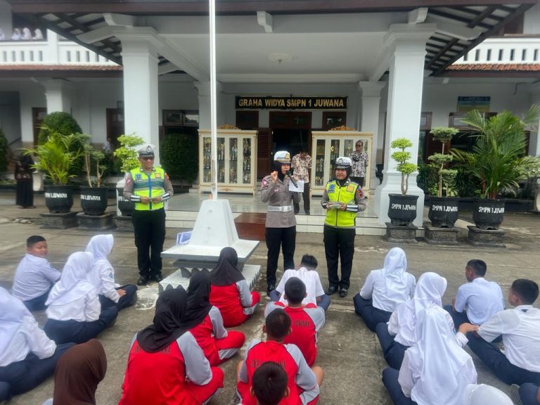 Satlantas Polresta Pati Ajak Siswa SMPN 1 Juwana Tertib Berlalu Lintas