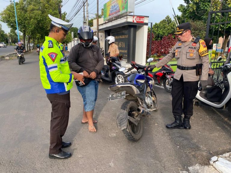 Satlantas Polresta Pati Tindak Puluhan Pemotor Penerobos Jalur Cepat