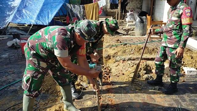 Koramil dan Polsek Pucakwangi Bantu Renovasi Rumah Korban Kebakaran