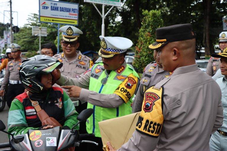 Dirlantas Polda Jateng Kunjungi Pati, Uji Coba ETLE Drone dan Bagi Helm Gratis