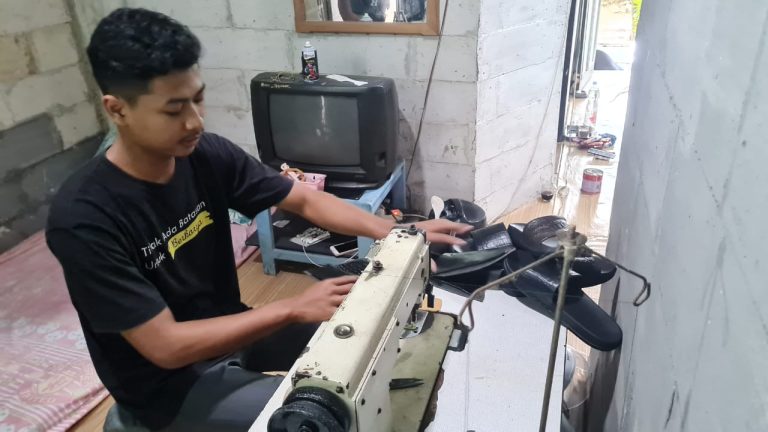 Olah Limbah Kulit, Produk Sandal asal Jepara Tembus Luar Daerah