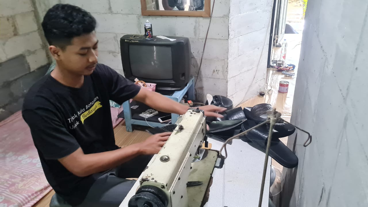 Olah Limbah Kulit, Produk Sandal asal Jepara Tembus Luar Daerah