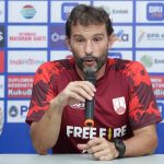 Pelatih Persis Solo, Leonardo Medina pada sesi jumpa pers. (Foto: dok Media Persis)