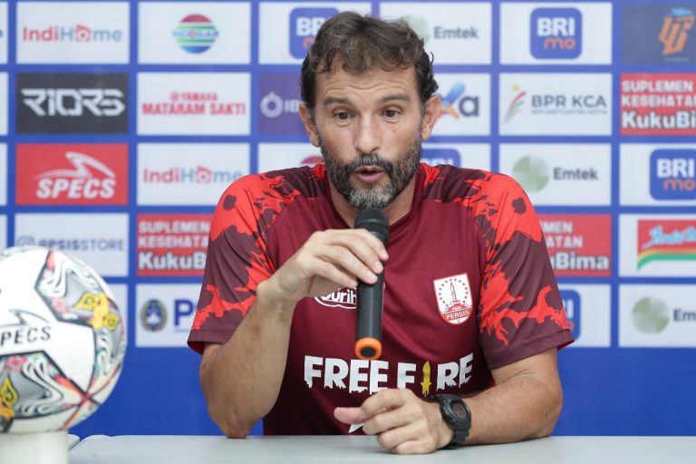 Pelatih Persis Solo, Leonardo Medina pada sesi jumpa pers. (Foto: dok Media Persis)