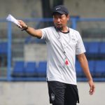 Asisten pelatih PSIS Semarang, M Ridwan saat memimpin latihan di Stadion Citarum Semarang. (Foto :DOk PT LIB)