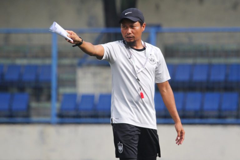 Asisten pelatih PSIS Semarang, M Ridwan saat memimpin latihan di Stadion Citarum Semarang. (Foto :DOk PT LIB)
