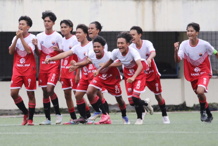 Selebrasi Safin Pati FC U-15 usai memastikan lolos ke semifinal Piala Soeratin U-15 2022 Jawa Tengah. (Foto: Dok Media Safin Pati)