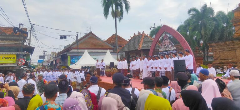 Ratusan Kontingen Ikuti Kirab Banyu Panguripan Ta’sis Masjid Al-Aqsha Menara Kudus