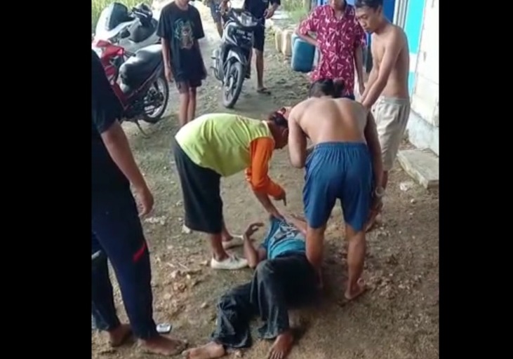 Curi Dompet Warga, Oknum Perangkat Desa Bonyok Dihajar Massa 