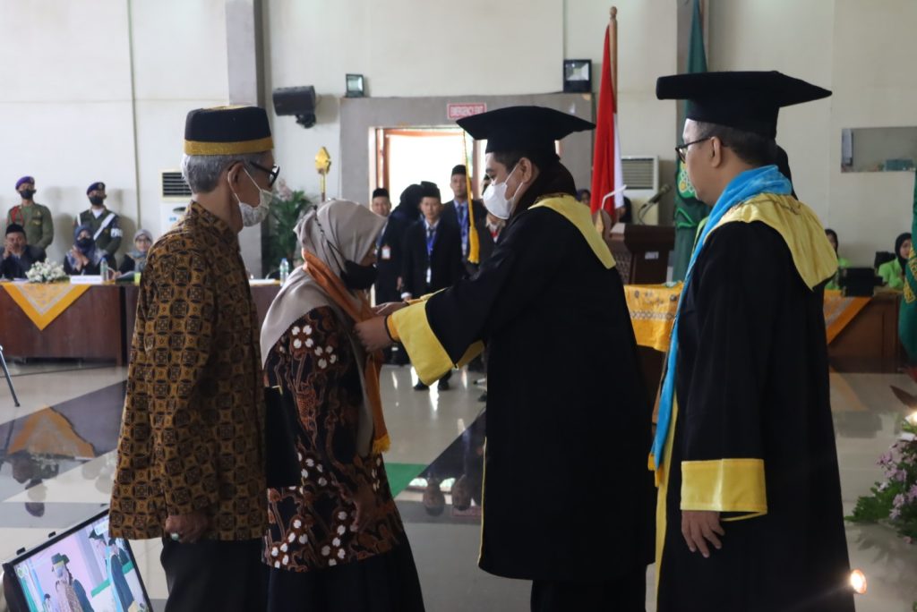 Meninggal Karena Kanker Paru-paru, Orang Tua Gantikan Wisudawan UIN Walisongo