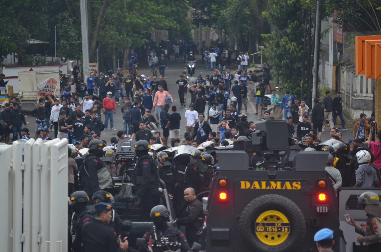 Terjadi Kerusuhan di Luar Stadion Jatidiri, Polisi Amankan 16 Suporter