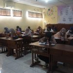 Suasana kelas saat para siswa mengerjakan try out dari KM Tembus (Foto: KM Tembus/KanalMuria)