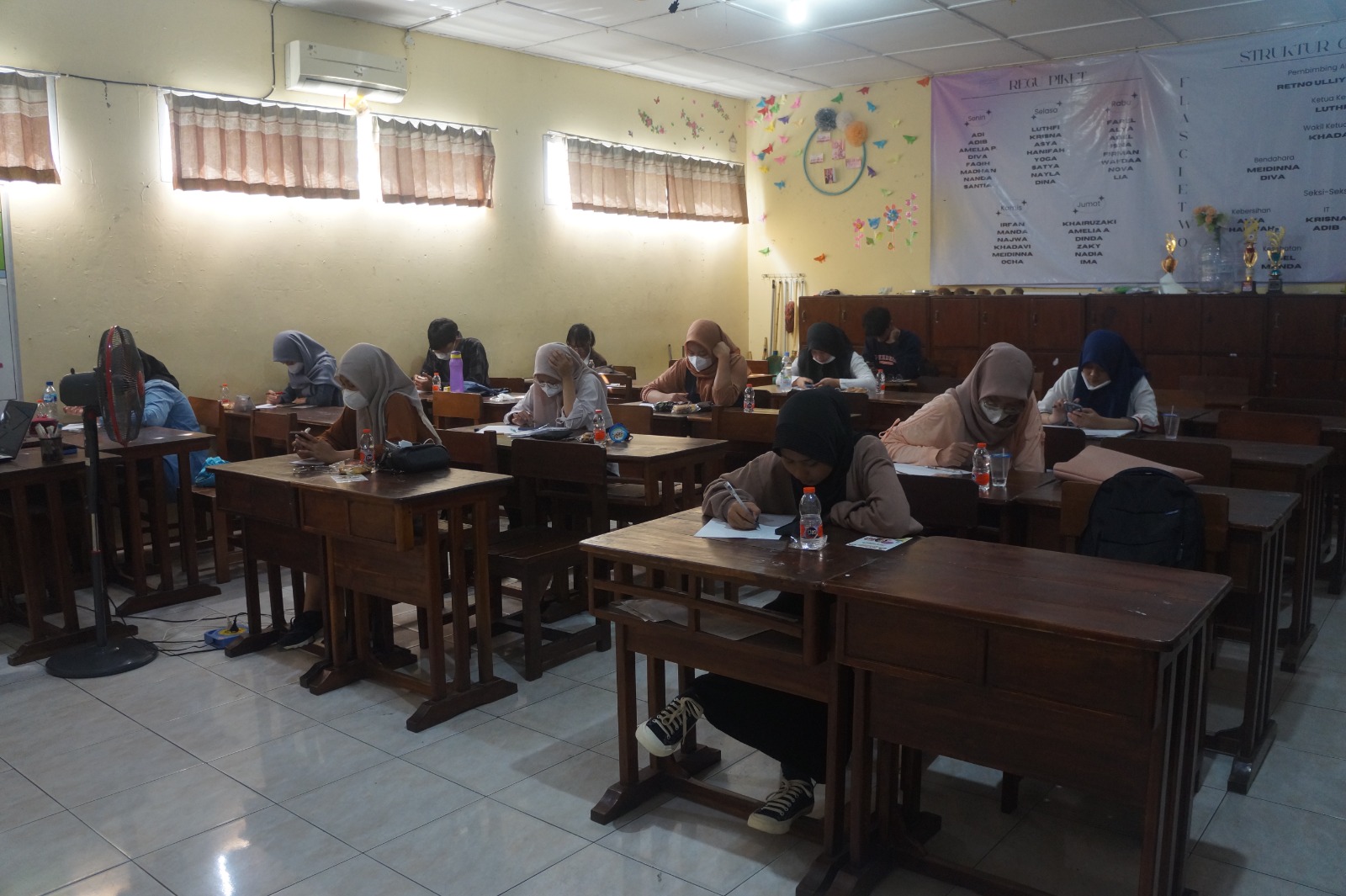 Suasana kelas saat para siswa mengerjakan try out dari KM Tembus (Foto: KM Tembus/KanalMuria)