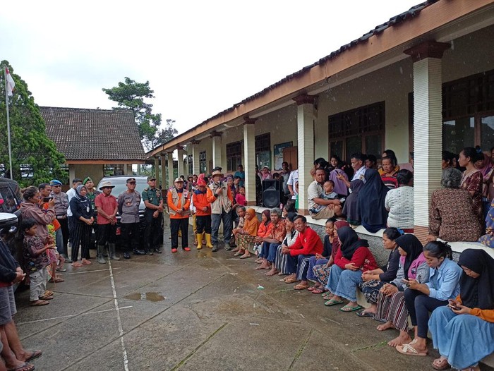 Hujan Lebat, Tanah Longsor dan Retakan, Ratusan Warga Mengungsi