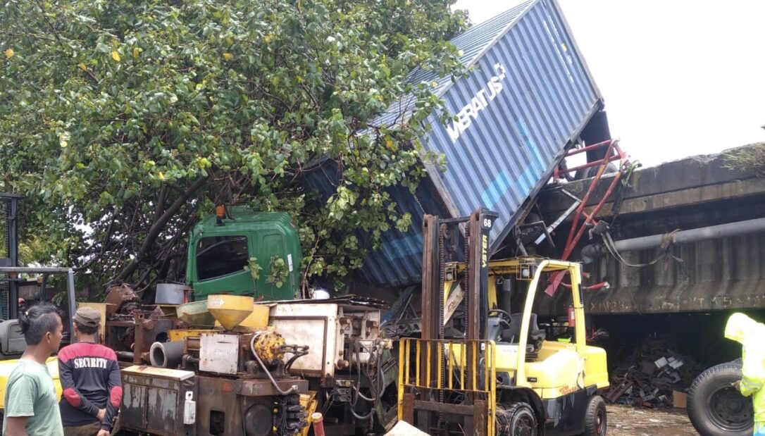 Diduga Selip, Truk Kontainer Terjun dari Flyover Pelabuhan Tanjung Emas