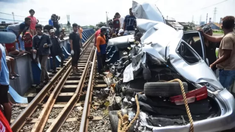 KA Argo Bromo Anggrek Sambar Mobil, Pasutri Tewas di Tempat
