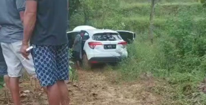 Mobil Putih Masuk Hutan Tambakromo Gegerkan Warga