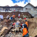 Sedang Siapkan Menu Hajatan, Rumah Warno Tertimpa Talud Ambrol