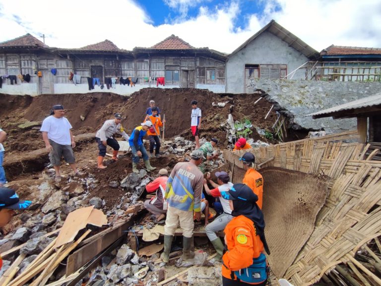 Sedang Siapkan Menu Hajatan, Rumah Warno Tertimpa Talud Ambrol