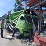 Rem Tak Berfungsi, Truk Bermuatan Pasir Terperosok ke Dalam Parit
