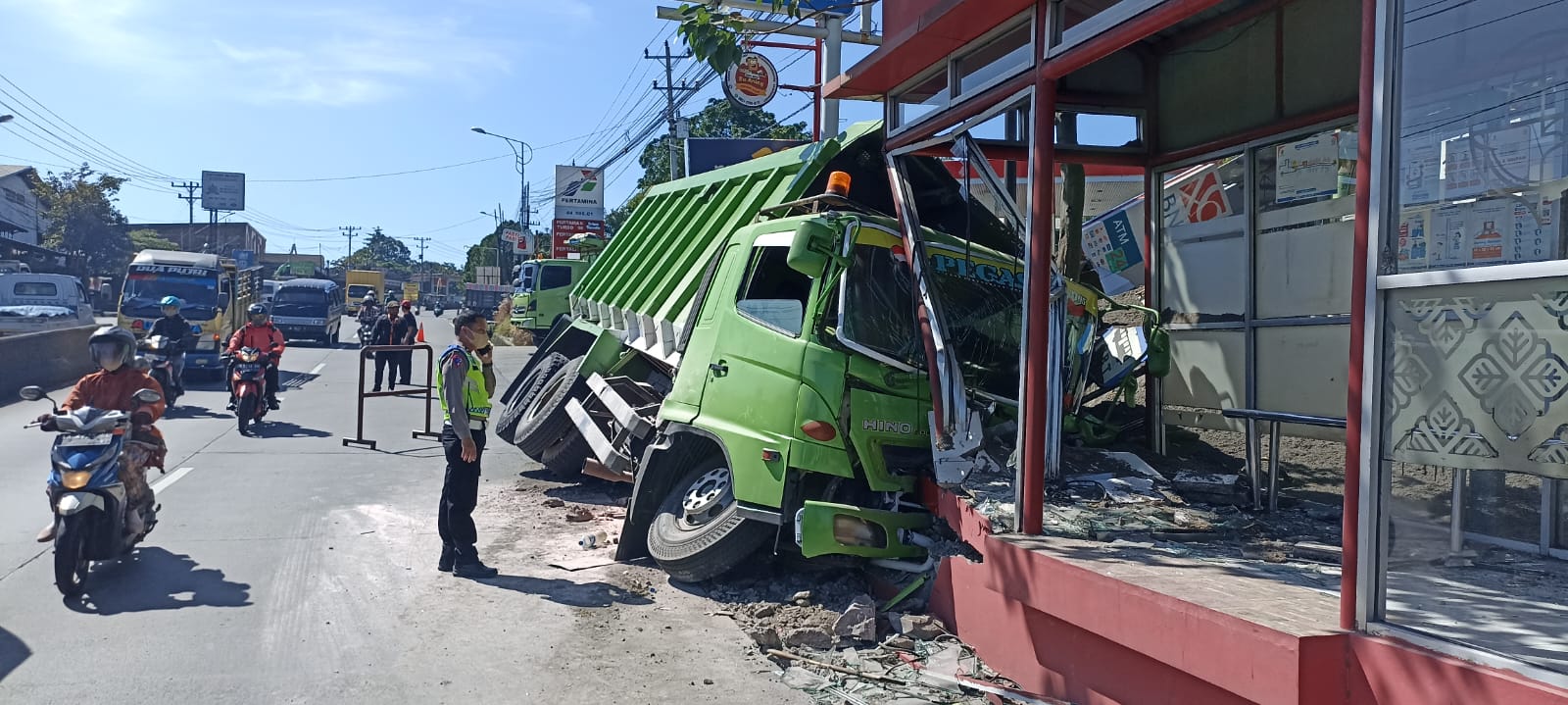Rem Tak Berfungsi, Truk Bermuatan Pasir Terperosok ke Dalam Parit