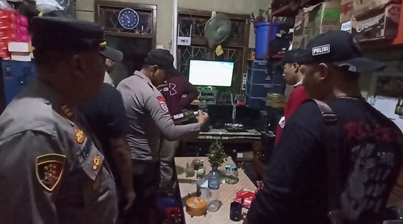 Razia Pekat, Polsek Kaliwungu Sita Puluhan Botol Miras dan Ciu