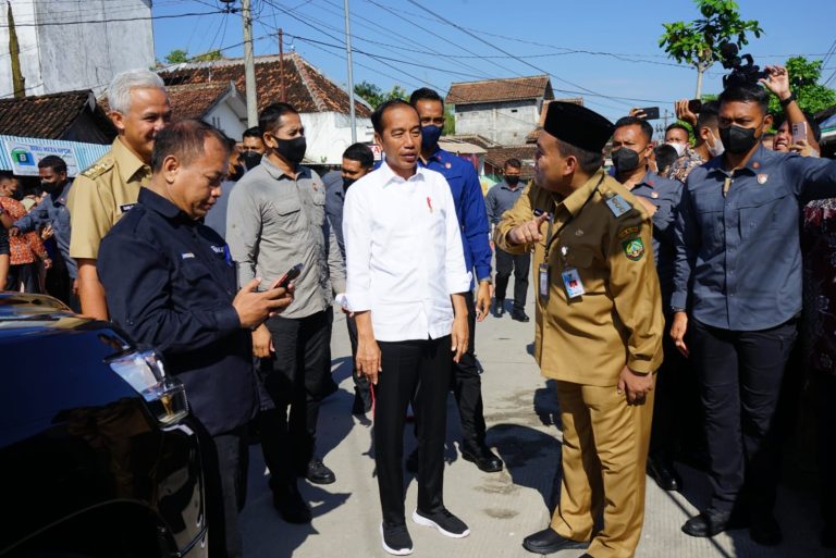 Banyak Jalan Rusak, Bupati Curhat dan Minta Dukungan Presiden Jokowi