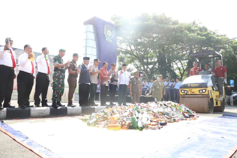 Usai Peringatan HUT Satpol PP, Ribuan Botol Miras Dimusnahkan