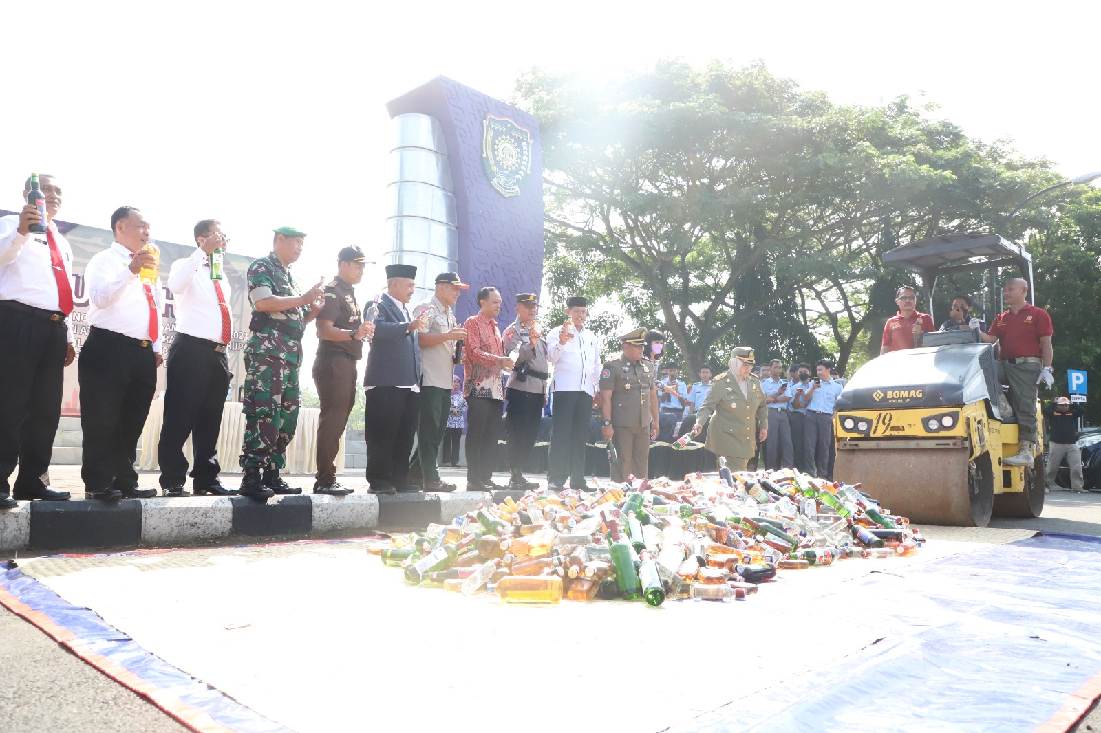 Usai Peringatan HUT Satpol PP, Ribuan Botol Miras Dimusnahkan