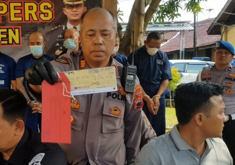 Beli Hp Pakai Cek Palsu, Dua Penipu Lintas Provinsi Diringkus Polisi