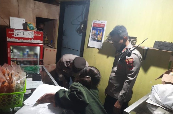 Jelang Ramadhan, Polsek Purwokerto Selatan Sikat Ratusan Botol Miras