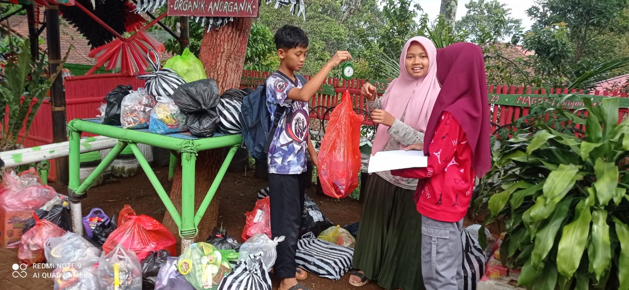 BSB Bulukerto Kenalkan Program Lebah (Les Berbayar Sampah) untuk Pelajar TK dan SD