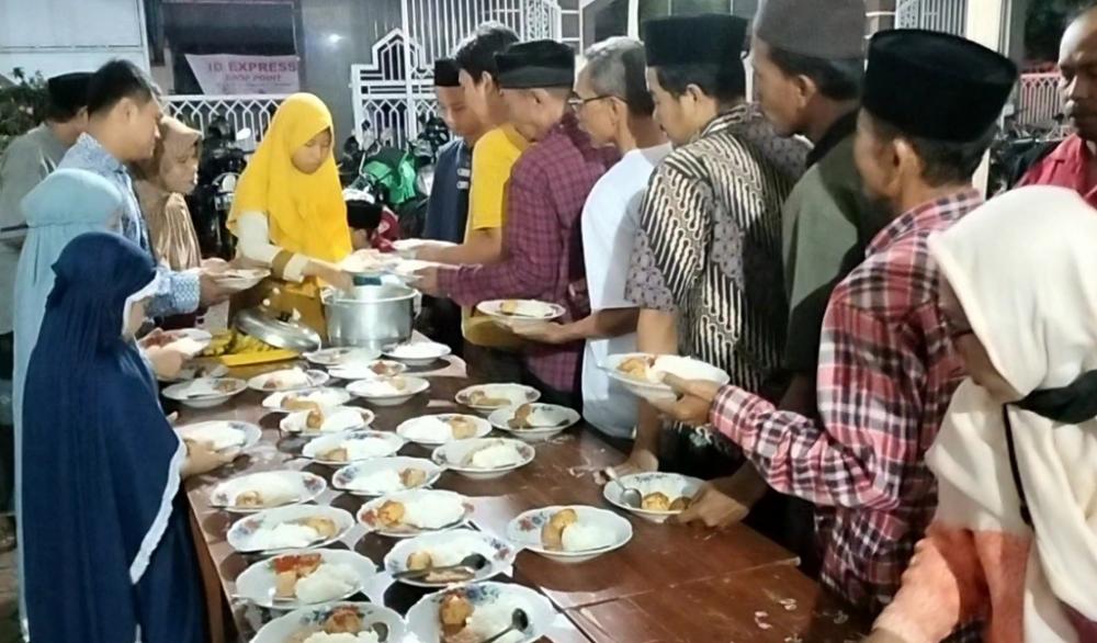 Sudah Tradisi, Masjid Nurul Huda Siapkan Ratusan Takjil Gratis