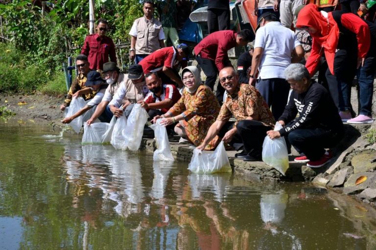 Bupati Tebar Benih Ikan, Dongkrak Tingkat Konsumsi Ikan Masyarakat