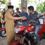 Bupati Boyolali, M. Said Hidayat menyerahkan bantuan sepeda motor roda tiga di halaman kantor Dispertan. Selasa (07/03)