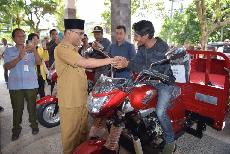 Bupati Boyolali, M. Said Hidayat menyerahkan bantuan sepeda motor roda tiga di halaman kantor Dispertan. Selasa (07/03)