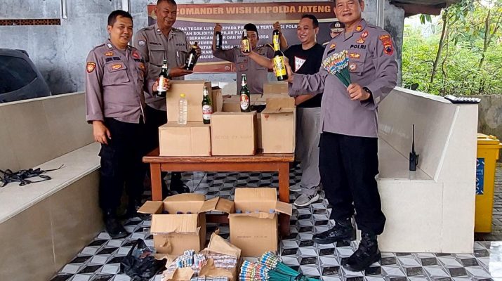 Gelar Razia, Polsek Ketanggungan Sita Ribuan Petasan dan Ratusan Botol Miras