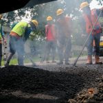 Secuil Kisah Pekerja Perbaikan Jalan Provinsi yang Setia Hingga 17 Tahun