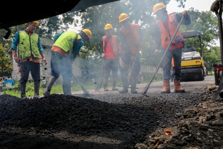 Secuil Kisah Pekerja Perbaikan Jalan Provinsi yang Setia Hingga 17 Tahun